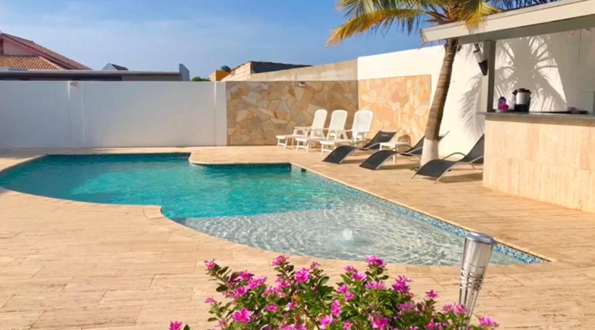 Genesis Apartments Palm Beach Exterior foto