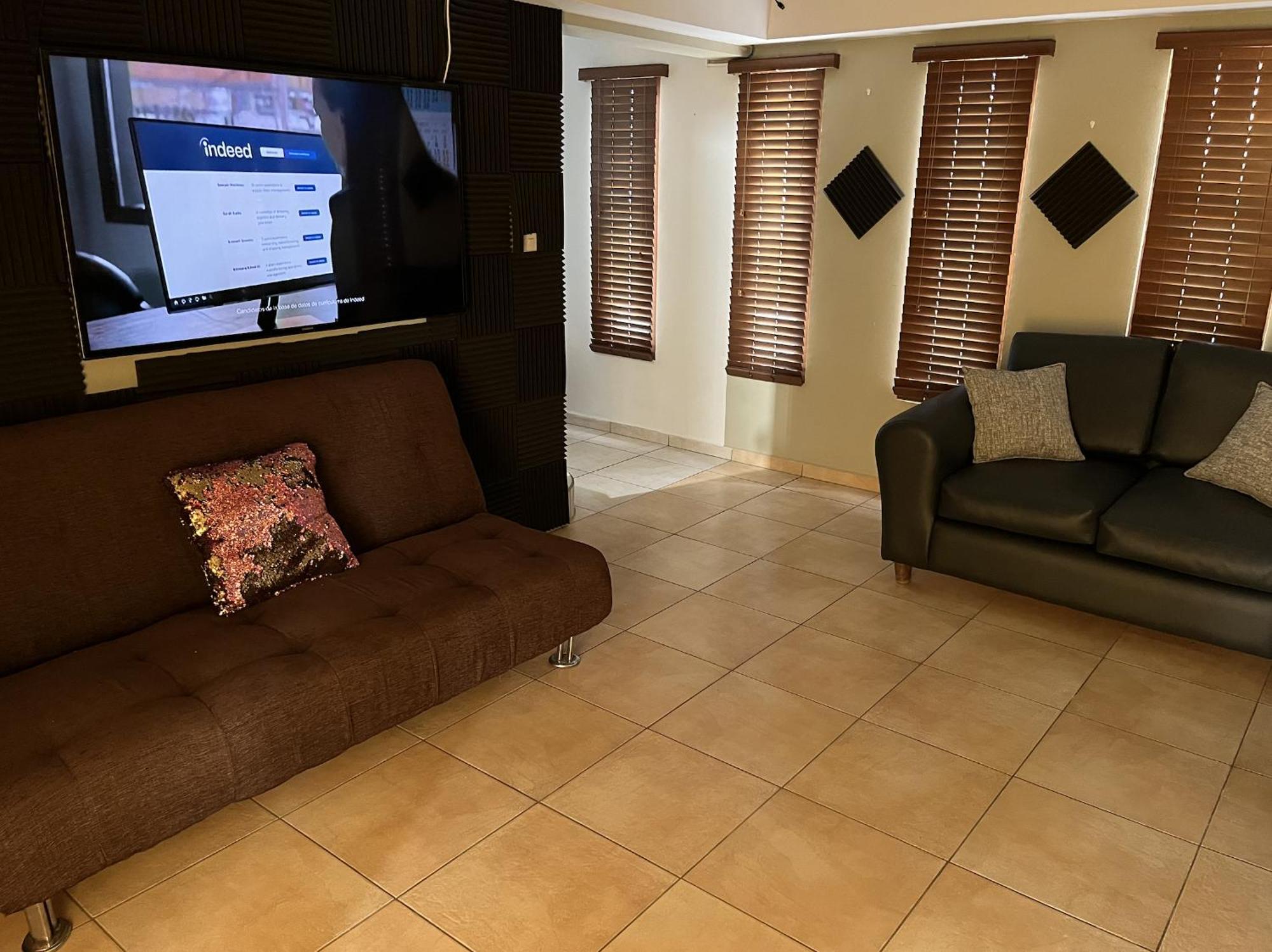 Genesis Apartments Palm Beach Exterior foto
